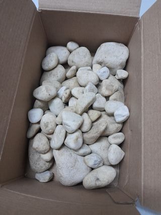 Lotti di sassi bianchi levigati