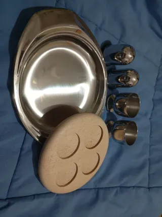 Porta uovo in metallo e legno