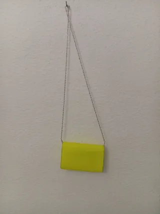 Bolso Bershka amarillo neón
