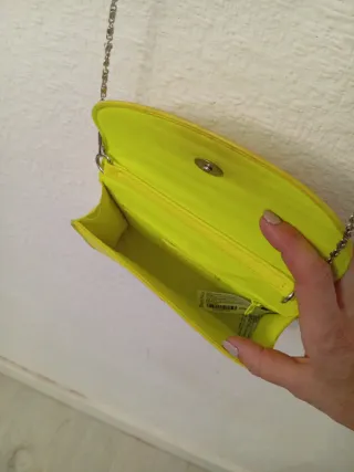 Bolso Bershka amarillo neón