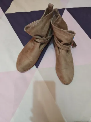 Botines marrones con pompones