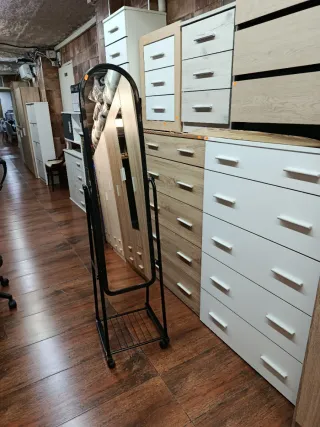 Specchio da terra in metallo nero