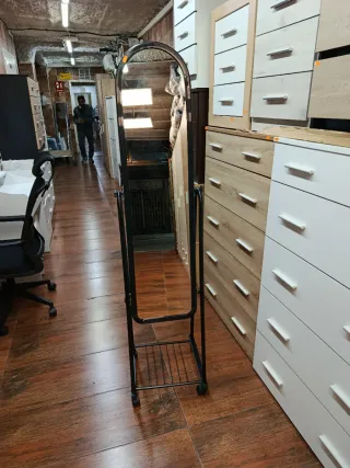 Specchio da terra in metallo nero