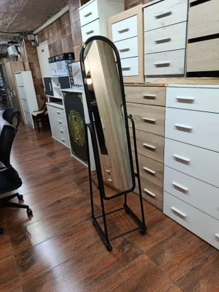 Specchio da terra in metallo nero