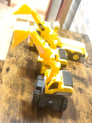 Trío de juguete amarillos.