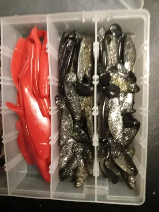 Caja con vinilos para pesca