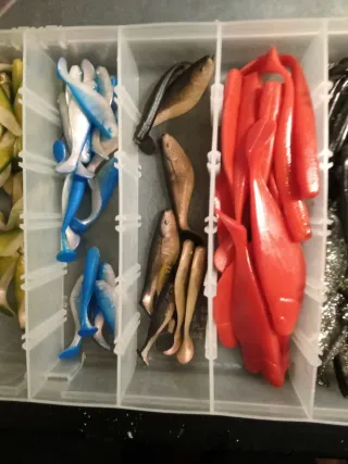 Caja con vinilos para pesca