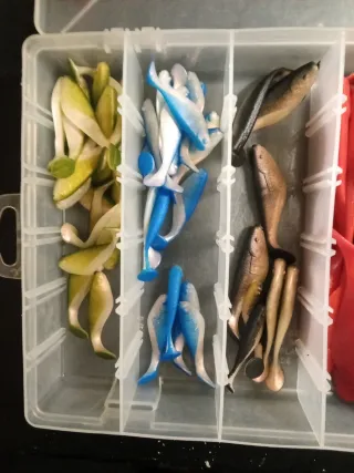 Caja con vinilos para pesca