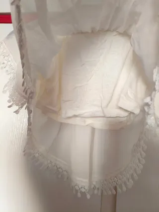 Blusa blanca escotada con encaje Talla M