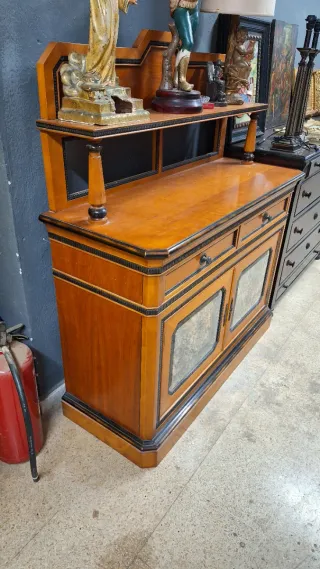 Mueble aparador madera y cristal