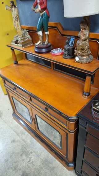 Mueble aparador madera y cristal