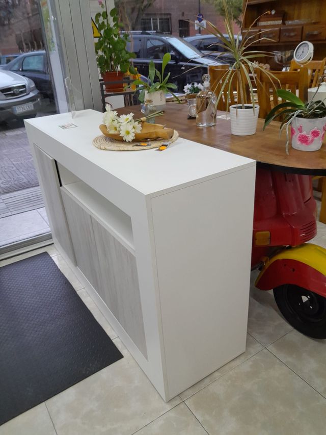 Mueble de entrada blanco y madera