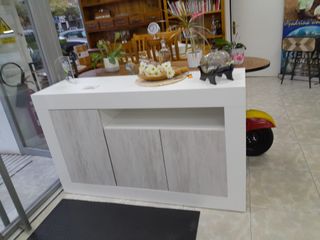Mueble de entrada blanco y madera