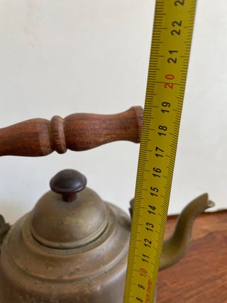 Tetera antigua de cobre / latón con asa de madera