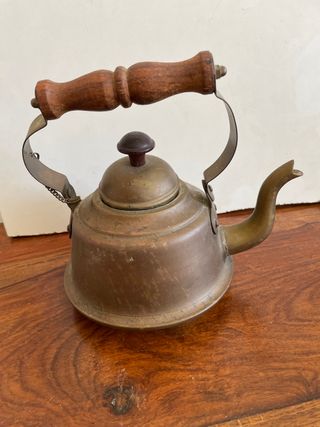 Tetera antigua de cobre / latón con asa de madera