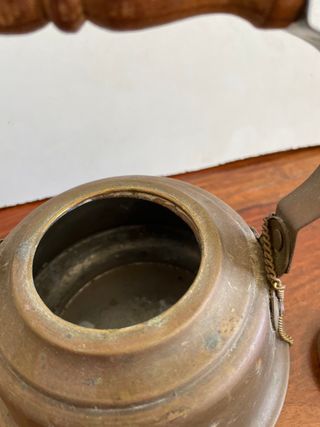 Tetera antigua de cobre / latón con asa de madera