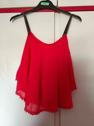 Top rojo coral con tirantes adornados
