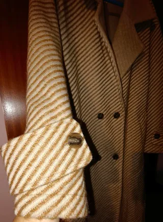 Casaco comprido com padrão listrado