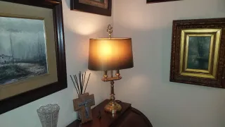 Elegante Lámpara de Mesa con un Diseño Clásico