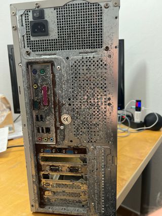 PC Antiguo Beige y Negro