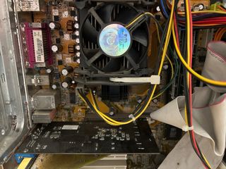 PC Antiguo Beige y Negro