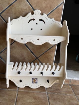 Estantería de madera con azulejo