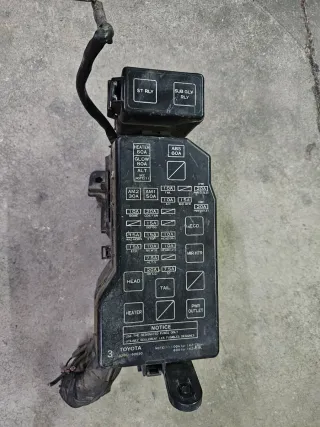 Caja Fusibles Toyota KZJ 90 95