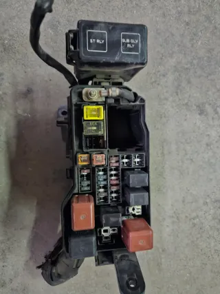 Caja Fusibles Toyota KZJ 90 95