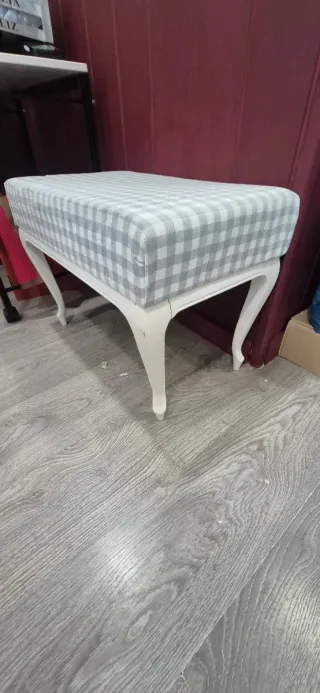 Banco tapizado a cuadros
