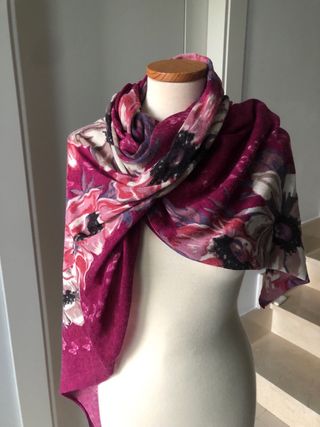 Fular estampado floral granate