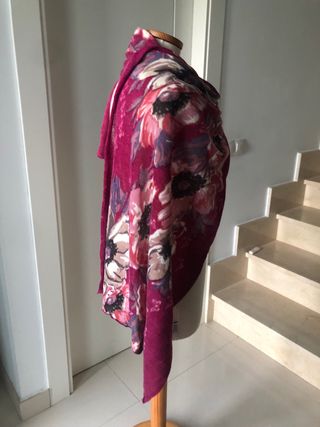 Fular estampado floral granate