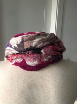 Fular estampado floral granate