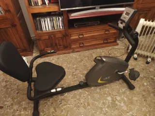 Bicicleta estática con respaldo