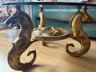 Mesa de centro cristal y bronce con figuras