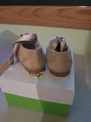 Zapatitos de vestir para bebé color camel