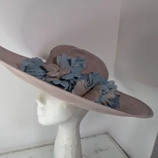 Sombrero de fiesta con flores