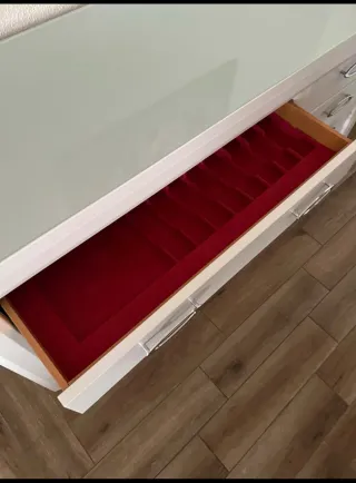 Aparador blanco con tapa de cristal.