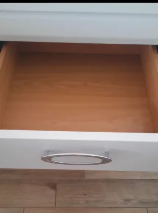 Aparador blanco con tapa de cristal.