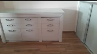 Aparador blanco con tapa de cristal.