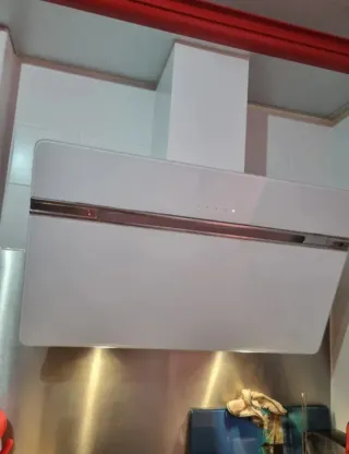 Campana extractora cocina blanca