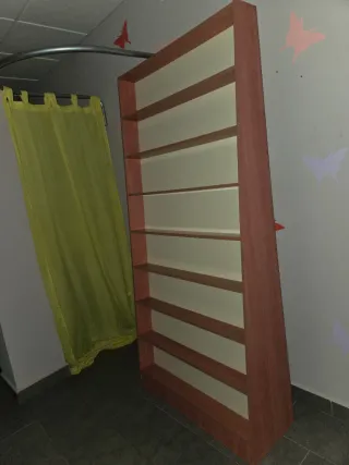 Estantería de madera rígida