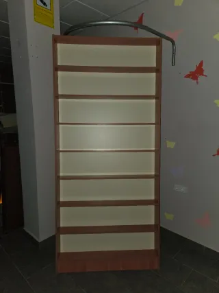 Estantería de madera rígida