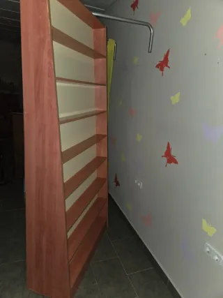 Estantería de madera rígida