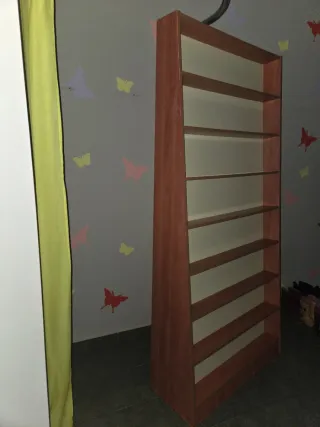 Estantería de madera rígida