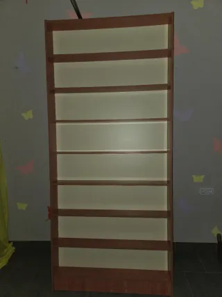 Estantería de madera rígida