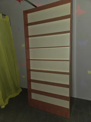 Estantería de madera rígida