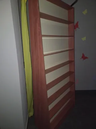 Estantería de madera rígida