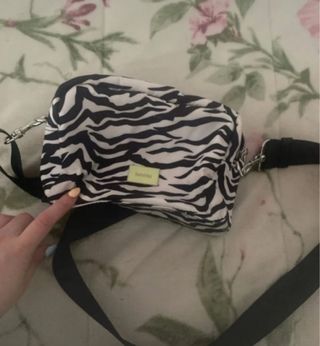 Bolso Bershka estampado cebra