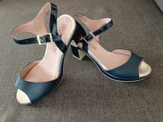 Sandalias tacón medio azul y dorado