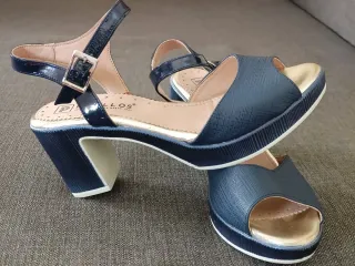 Sandalias tacón medio azul y dorado